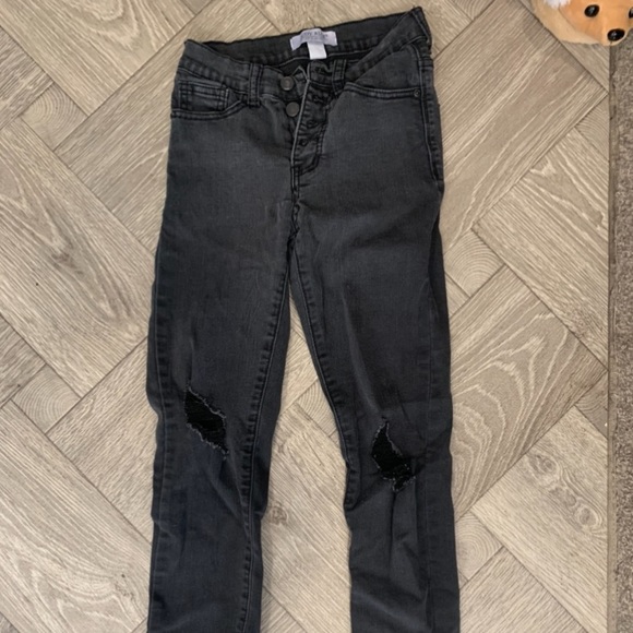 Black Ripped Jeans size 0-26! Super cute, worn a few times, but great condition. - Picture 1 of 4